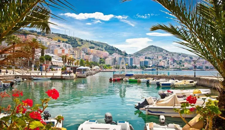 Πανοραμική θέα των Αγίων Σαράντα στην Αλβανία, με το γραφικό λιμάνι, τα γαλαζοπράσινα νερά και τα αμφιθεατρικά χτισμένα κτίρια της πόλης.